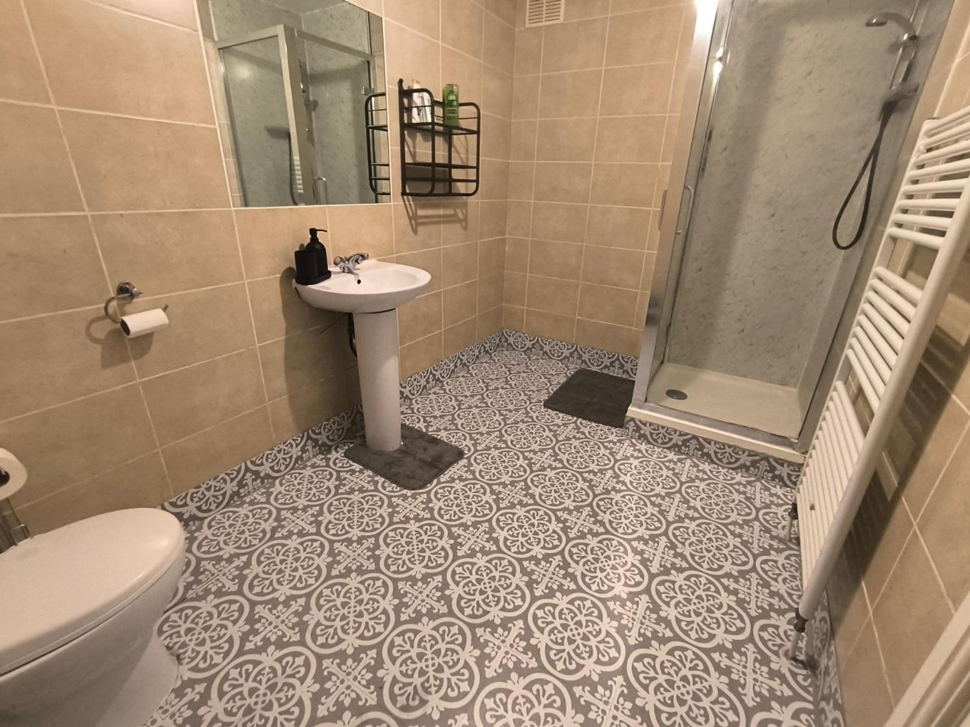 3 Persons Room, 1min Walk From South Wimbledon Station Londres