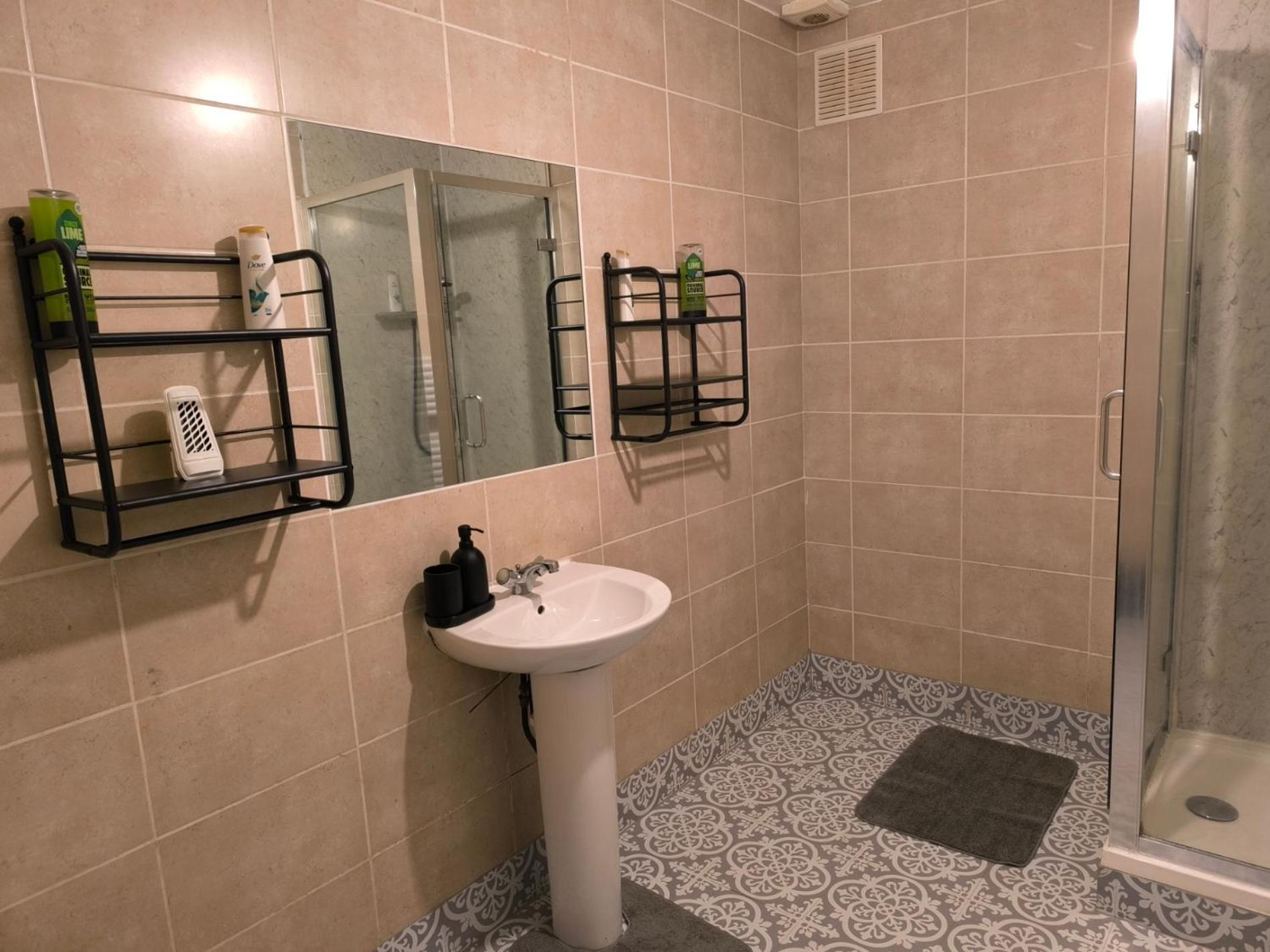 3 Persons Room, 1min Walk From South Wimbledon Station Londres
