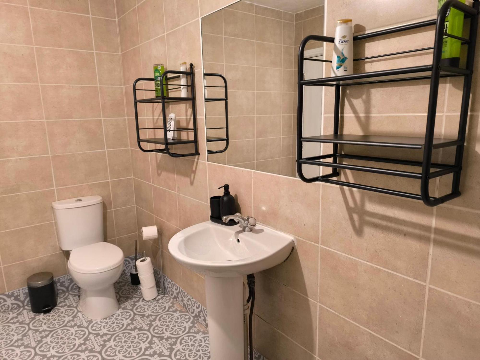 Maison d'hôtes 3 Persons Room, 1min Walk From South Wimbledon Station