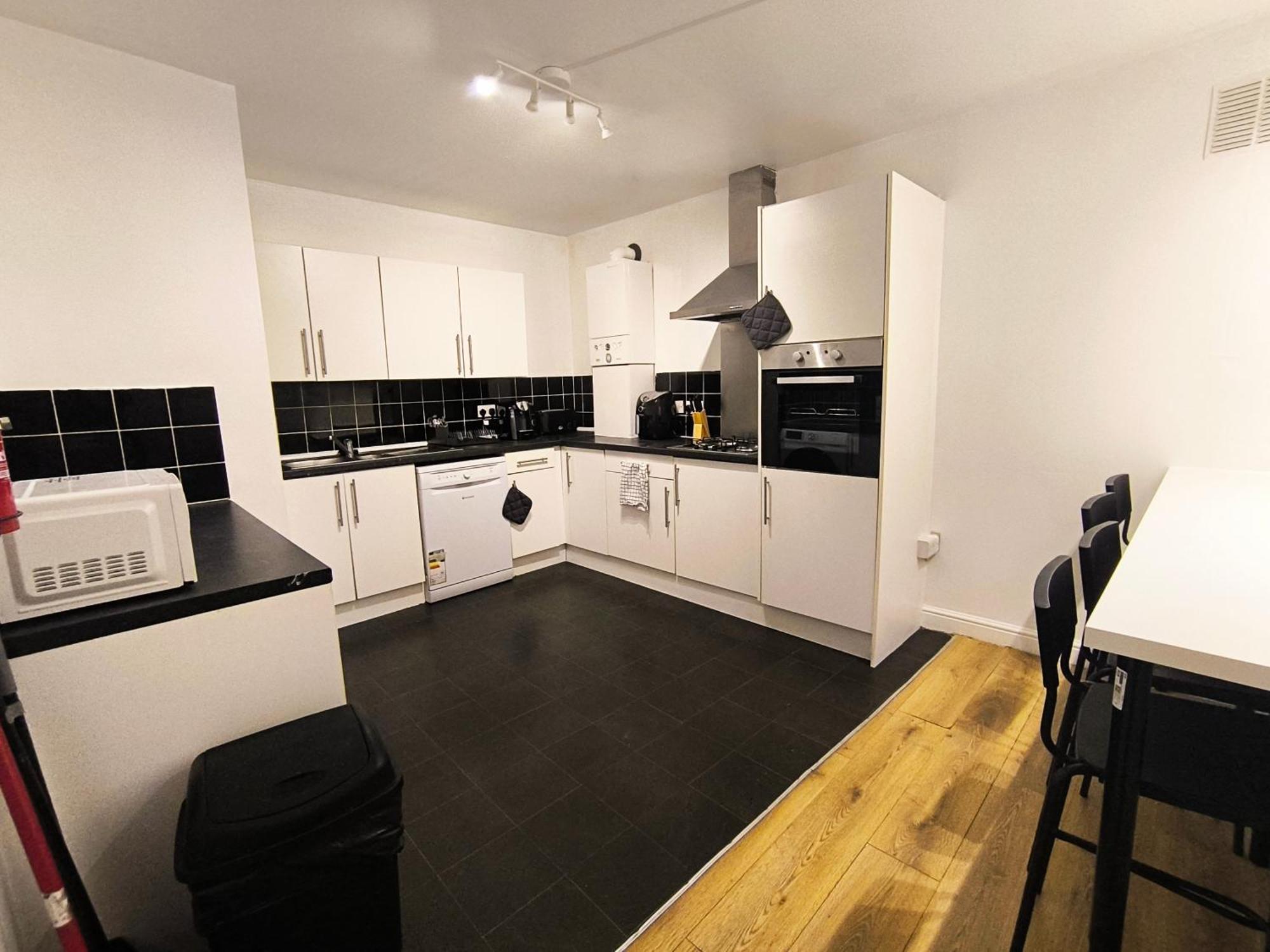 3 Persons Room, 1min Walk From South Wimbledon Station