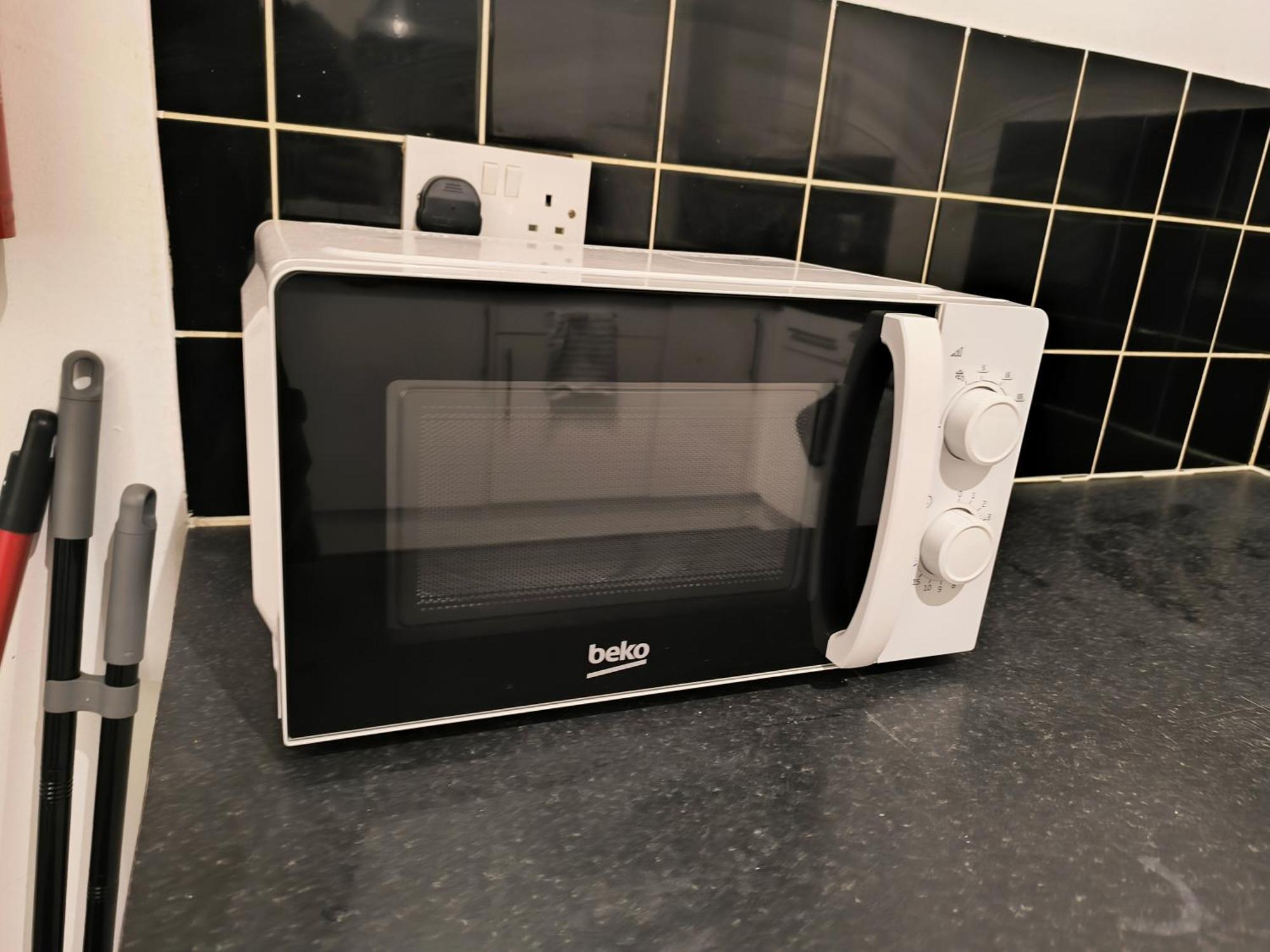 3 Persons Room, 1min Walk From South Wimbledon Station * Londres