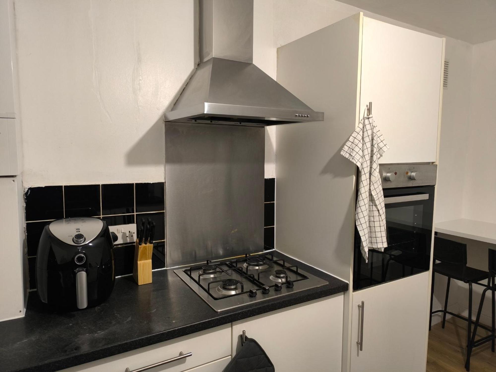 3 Persons Room, 1min Walk From South Wimbledon Station
