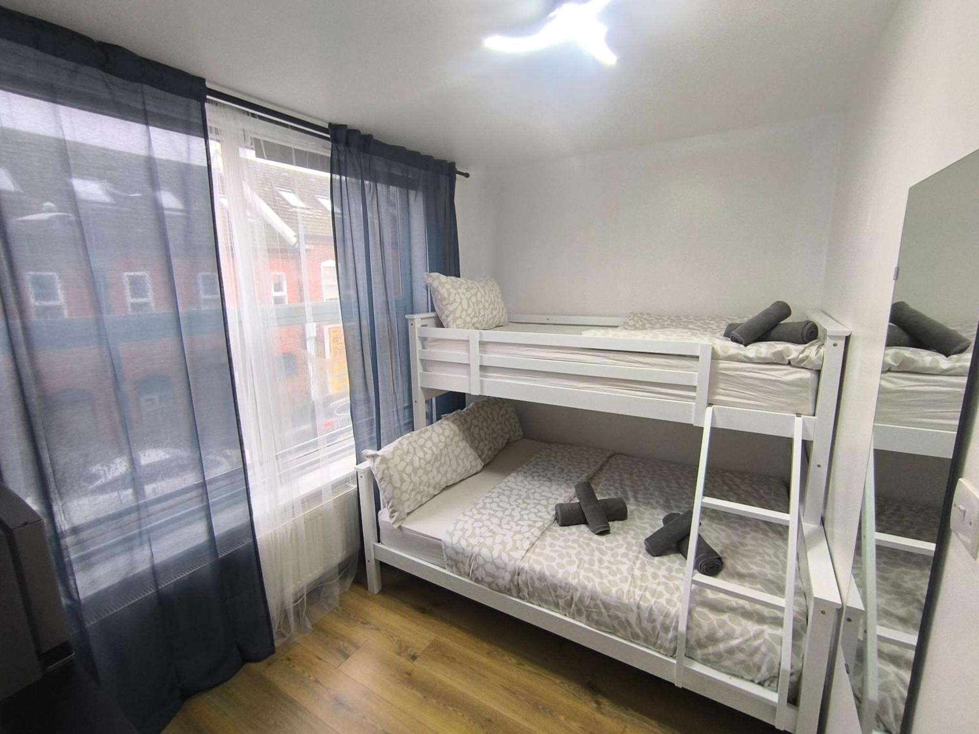 3 Persons Room, 1min Walk From South Wimbledon Station